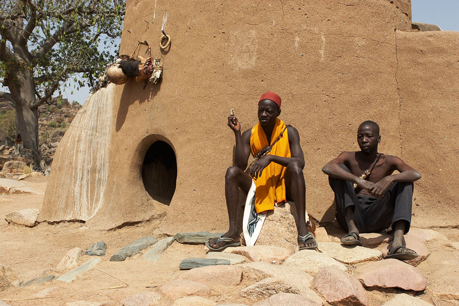 307   Animistic priest with pupil   Tengzugu